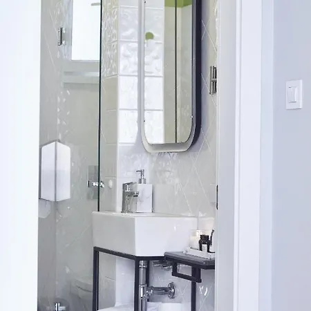 The Embassy Hotel 3*